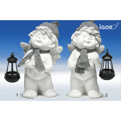 Engel Igor mit Winterdeko und Solarlaterne