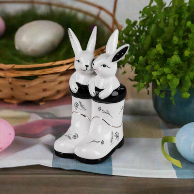 Hasenpaar im Stiefel aus Keramik schwarz-weiß